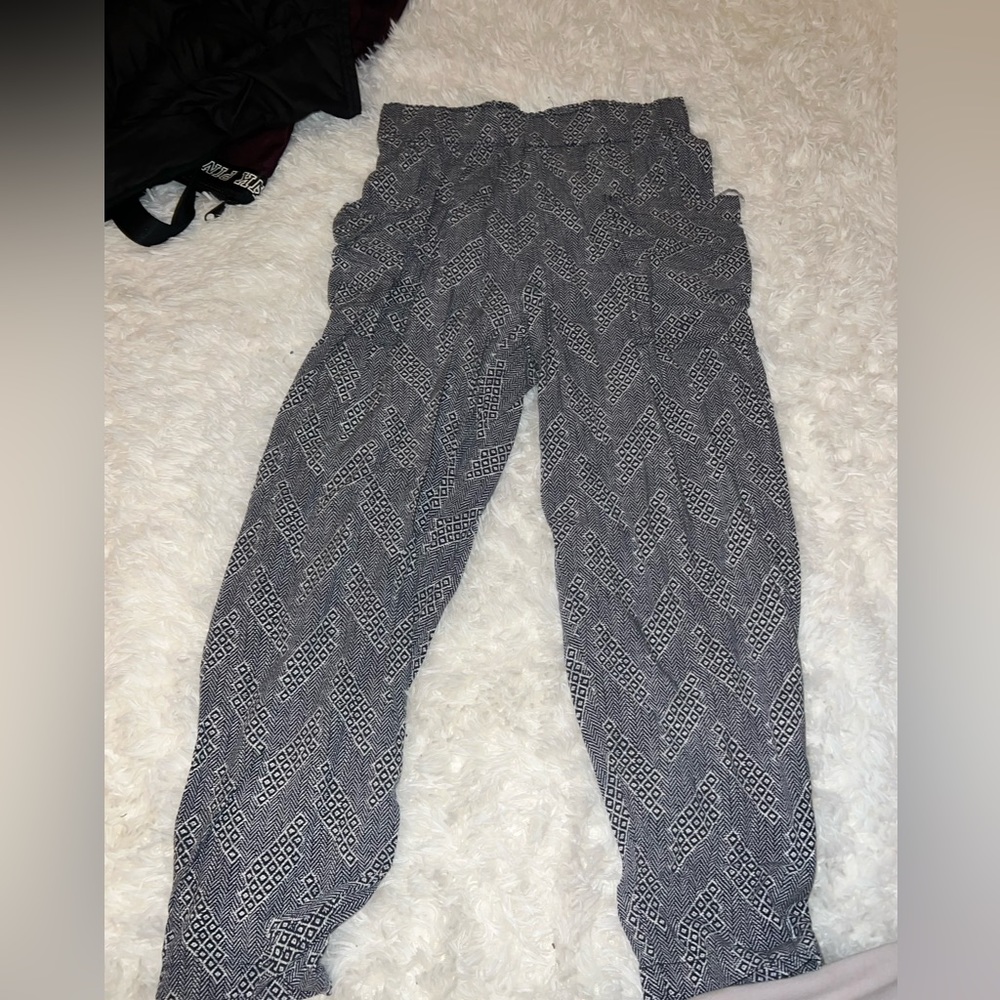 Indy style ankle leg loose pants.